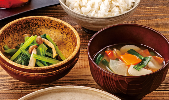 「具沢山みそ汁と小松菜と焼きしめじのごま酢あえ」